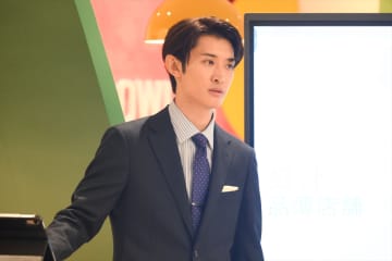 Snow Man・向井康二、“できる男”役は「ちょっと難しくて絶賛研究中」『フェイクマミー』