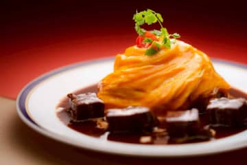 テレビで話題沸騰！豊中「Dining IKINA」が“ごちそうオムライス”を1カ月限定復刻！とろける厚切り牛タン×最高級「純一米」の贅沢すぎる逸品！