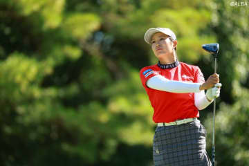 ＜中間速報＞ルーキー・中村心が佐久間朱莉と並んで首位、1差に菅楓華　渋野日向子は10番ボギーで一歩後退