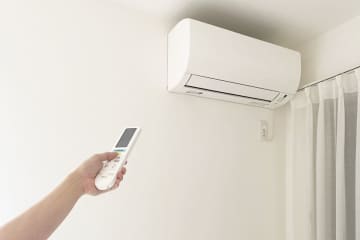 猛暑の夏を乗り越えたけれど、電気代は“月1万円以上”…。わが家の「10年落ちのエアコン」を「省エネエアコン」に変えたら電気代が「年間3万円近く」安くなるって本当!? 何年で元が取れる？