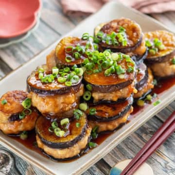 【なすはこうやって食べるのが一番ウマい】「ジューシーすぎてやばい」「この味、永久保存版だわ」トロッととろける鶏ひき肉の挟み焼きのレシピ