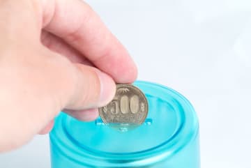 500円玉貯金が「30万円」貯まった！ まとめて銀行に預けると“硬貨の手数料”はどれだけかかりますか？「大手3社＋ゆうちょ銀行」を比較
