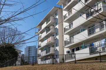 定年退職した友人が「団地に住めば家賃が2万円になる」と言っていました。今住んでいる一軒家から“公営の団地”や“UR賃貸住宅の団地”へ移り住むことは可能なのでしょうか？