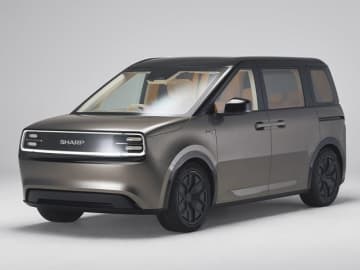 シャープが新型EV披露、車庫が「リビング」や「仕事部屋」に　27年度市場参入へ