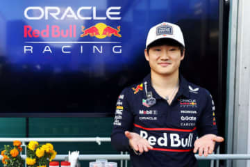 ローソン、角田裕毅の公式コラボグッズを再販売。F1日本GPでの好評を受け、全国で順次発売へ