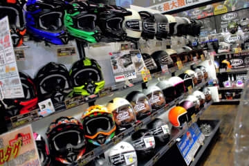 人気オフメットから本格フルフェイスまで　ライコランド小牧インター店のゴッドブリンクヘルメットコーナーに注目！