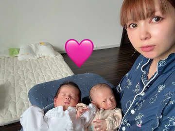 双子出産の中川翔子 ビックリ顔の入浴ショットを披露！お揃いの“バンザイ”ポーズでスヤスヤ♪「寝てる姿もイケメンすぎ」「お人形さんみたい」