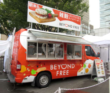 テーブルマーク 植物素材でおいしい「BEYOND FREE」 横浜・桜木町駅前で「雑穀ライスバーガー」試食イベント