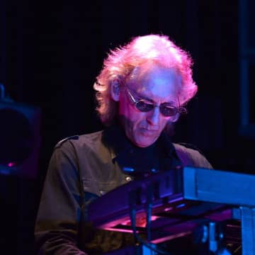 キーボーディスト エディ・ジョブソン、引退宣言を撤回し来日公演開催　6年ぶりのステージ復帰に