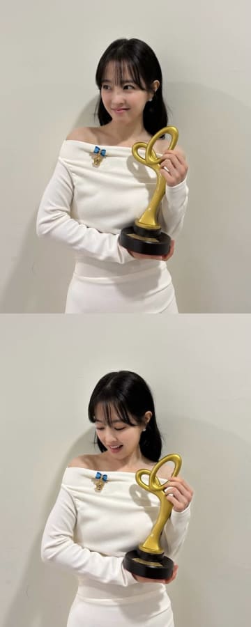 童顔女優パク・ボヨン、表彰式で放ったまばゆい美貌…「妖精ですか？」【PHOTO】