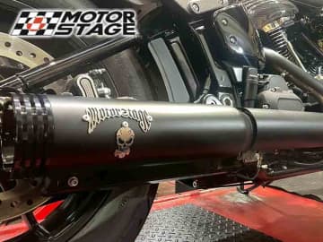 モーターステージ創業当初のロゴが甦る！ ソフテイル2025年モデル用スリップオンマフラー「スカルボーイ」が発売（動画あり）