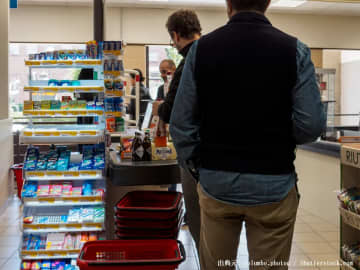 ポテトチップスを買おうと、スーパーのレジに並ぶ男性　次の瞬間、目を疑う行動に！
