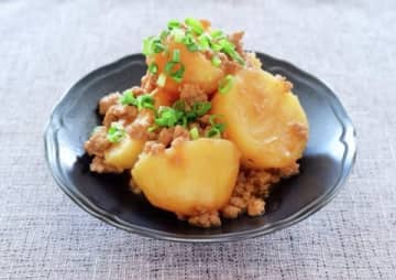 【クックパッドで人気】材料2つで肉じゃがより簡単！「じゃがいもと豚ひき肉のそぼろあんかけ煮」を作ってみた！