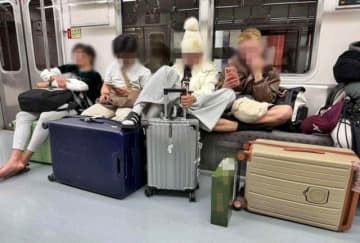 ソウル地下鉄で「あぐら」、スーツケースに足をのせる…迷惑な乗客が物議を醸す＝韓国