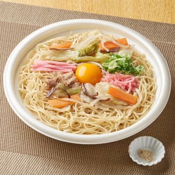 博多一風堂監修で細麺を豚骨スープやにんにくで炒めた! 卵黄ソース・豚肉・キャベツ・人参・きくらげ・もやし・棒かまぼこ・青ねぎ・紅しょうが入り! ファミマが「博多一風堂監修 とんこつ焼ラーメン」を発売