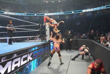 「すごい跳躍」“元体操選手”の美女レスラー、命知らずのバク宙ダイブにファン騒然…格上相手に強烈なインパクト残す