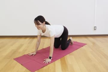 肩・背中をねじって伸ばす！寝起きのこりに効く「針の糸通しのポーズ」