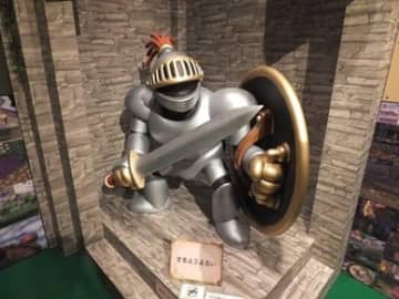 「ドラクエ」さまようよろいがビックカメラ池袋本店にあらわれる！ HD-2D版「ドラクエI＆II」発売記念イベントが開催