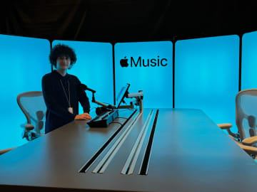 Apple Musicは“音楽体験”を広げ続ける　「歌詞翻訳・発音ガイド」「カラオケパーティー」機能の追加に思うこと