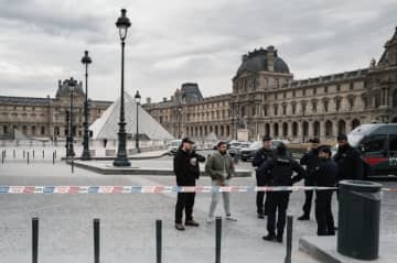 ルーブル美術館強盗事件、容疑者が逃走する動画が公開。白昼堂々と立ち去る