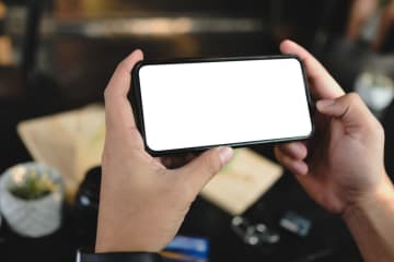 秋の夜長はスマホで映画三昧！U-NEXTが料金プランに組み込まれた格安SIMがあるって本当？