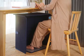 リビングでもデスクでも足元からポカポカの「面発熱パネル型ヒーター」