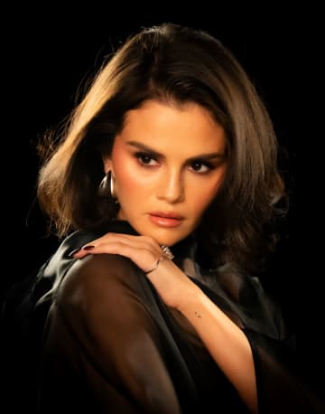 セレーナ・ゴメス、優しく寄り添う新曲「In The Dark」MV公開