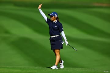 佐久間朱莉がイーグル発進から首位ターン 岩井明愛4打差2位 渋野日向子29位