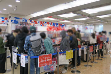 ３００人の行列…大阪に「新・万博ストア」、オフィス街に異例の光景