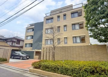 グランツオーベル大森山王 1階｜「大森」駅徒歩4分。山王の高台に息づく品格。静寂と利便を兼ね備えた邸宅。天井高2.6ｍ×24帖超のワイドスパンリビング。3面採光で陽当たり良好な角住戸