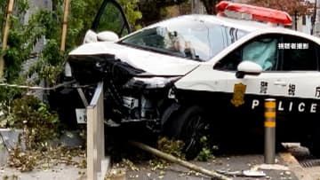 フロント大破…パトカーが植え込みに突っ込む　パトロール中に「事故を起こしてしまいました」東京・江戸川区
