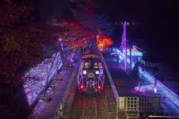 紅葉ライトアップ&イルミを車窓から！嵯峨野トロッコ、「光の幻想列車」10月25日から
