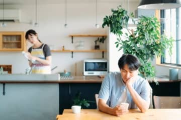 結婚10年、夫婦の会話がさらに減った…40代妻・50代夫・子なし夫婦だけど、みんなの家庭はどんな感じ？ リスナーからの素朴な疑問にメッセージ続々