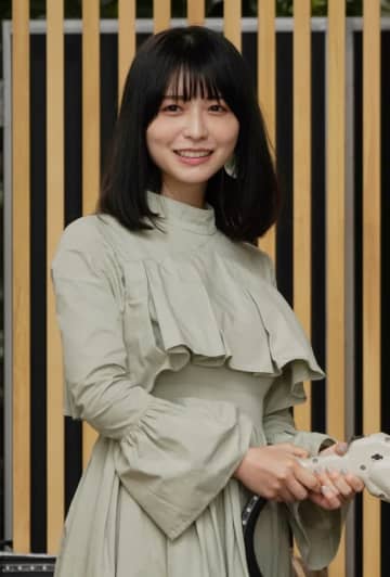 「女神様」長濱ねるの肩出し衣装に反響「こういうの似合うな」「エレガンスすぎです」