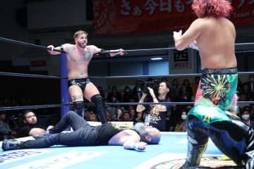 【新日本・ＳＪＴＬ】高橋ヒロム＆外道が逆転負けでレフェリーに八つ当たり「プロレスのルールもわからねえのか！」