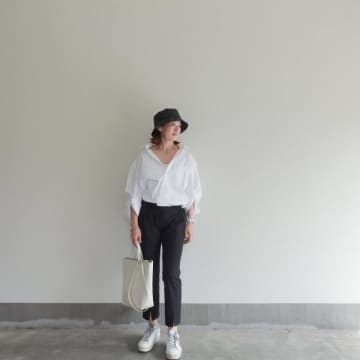 50代女性に似合うスニーカーの色は何色？ 4色のおすすめカラー徹底解説