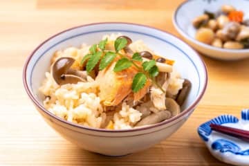 【現役板前が伝授】『鮭としめじの炊き込みご飯』の作り方を公開！和食のプロが”フライパンだけで”美味しく炊き上げるコツを伝授…季節の絶品レシピに主婦から「いろいろ応用もできそう」「炊飯器じゃないのはマジで助かります！！！」の声