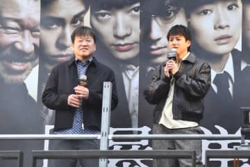 「今までで一番反応が熱い」「どこでも“濃い”感想ばかり」山田裕貴＆佐藤二朗、ゲリラチラシ配りで新宿“爆発寸前”『爆弾』