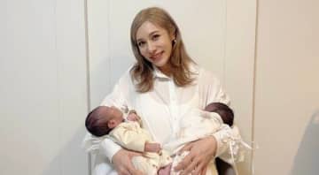 男女の双子を出産した『ヘラヘラ三銃士』のありしゃん。双子育児は母と夫の3人体制で！破天荒YouTuberから経営者として見せる母の顔とは