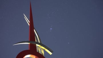 中国の夜空に光の軌跡　オリオン座流星群がピーク