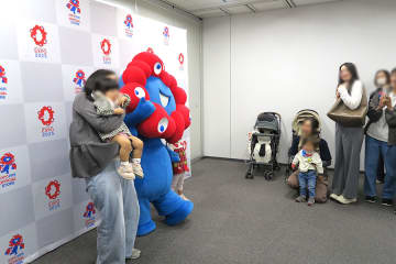 関西のファンと再会…「ミャクミャク」大阪で撮影会、抽選は争奪戦