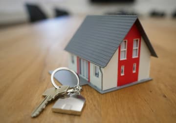 10年で3割増、重すぎる税負担に苦しむ家計も…高騰する地価で固定資産税も増加