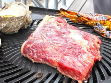 海辺で極上BBQ！「いちご よこすかポートマーケット」がテラス席を新設！葉山牛×長井水産コラボの贅沢BBQを11/30まで！
