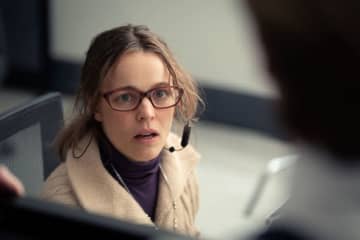 パワハラ上司と無人島で二人きりになったら？ 人間の狂気と復讐心を炙り出す“新感覚の復讐モノ”『HELP/復讐島』