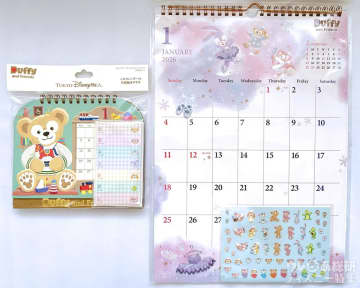 【ディズニーグッズレビュー】そろそろ買っとこ♪「ダッフィー激かわ2026カレンダー2種」超徹底レビュー！