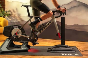ガーミン、上り下りを再現するサイクルシミュレータ「Tacx Alpine」