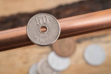 おつりでもらった「50円玉」が“穴なし”だった！友人は「売れば50万は超えるよ」と言ってますが、本当でしょうか？