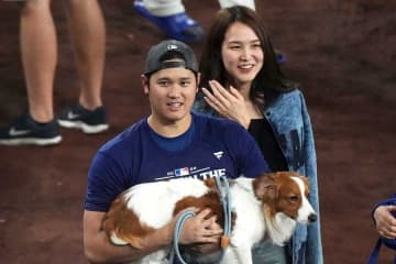 真美子さんが敵地降臨　夫・大谷翔平の大一番を観戦　“夫人会”メンバーと笑顔　WS開幕