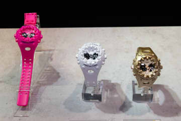 G-SHOCK、ユニークな造形「GA-V01」にピンクやゴールドなど追加