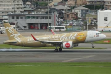 【注目された飛来機情報】厚木がアツい！金ピカスペマや塗装がハテナな香港機など